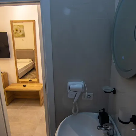 Lalun Aparts * Golem (Tirana)