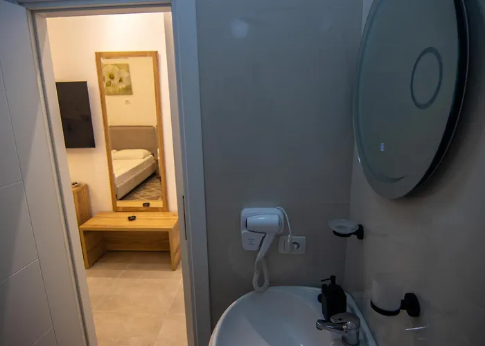 Lalun Aparts * Golem (Tirana)