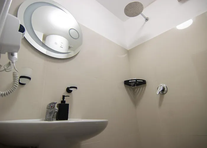 Lalun Aparts Golem (Tirana)