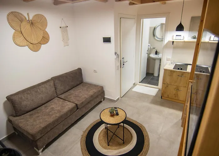 Lalun Aparts Golem (Tirana)