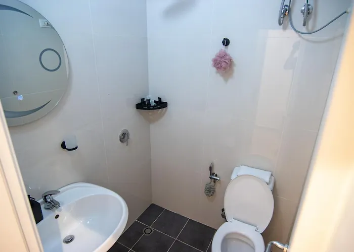 Lalun Aparts * Golem (Tirana)