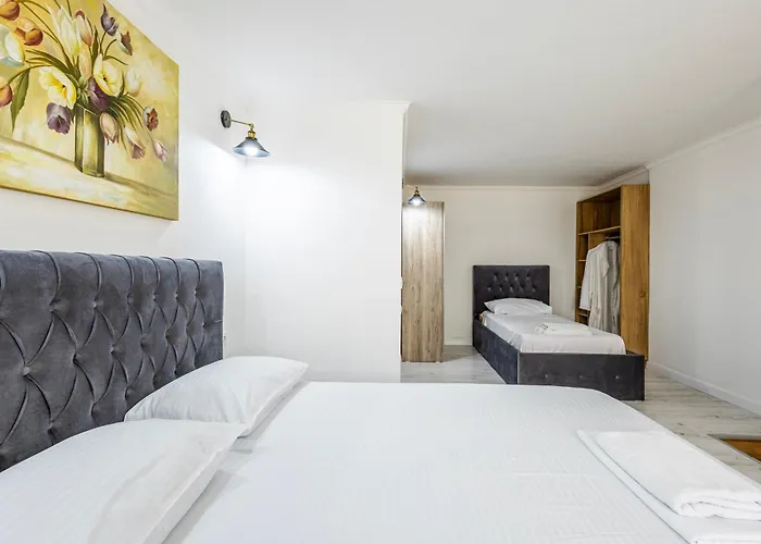 Lalun Aparts Golem (Tirana)