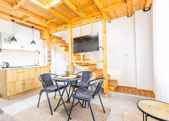 Lalun Aparts Golem (Tirana)