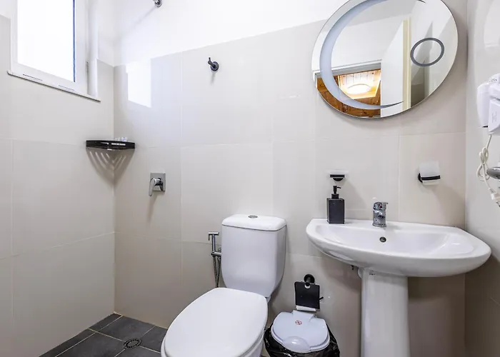 Lalun Aparts Golem (Tirana)